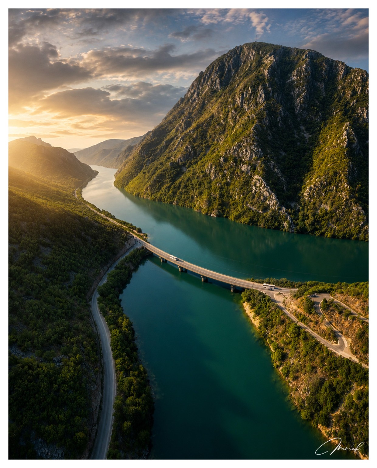 Pogled iz zraka na Neretvu, planinske padine i cestovni most
