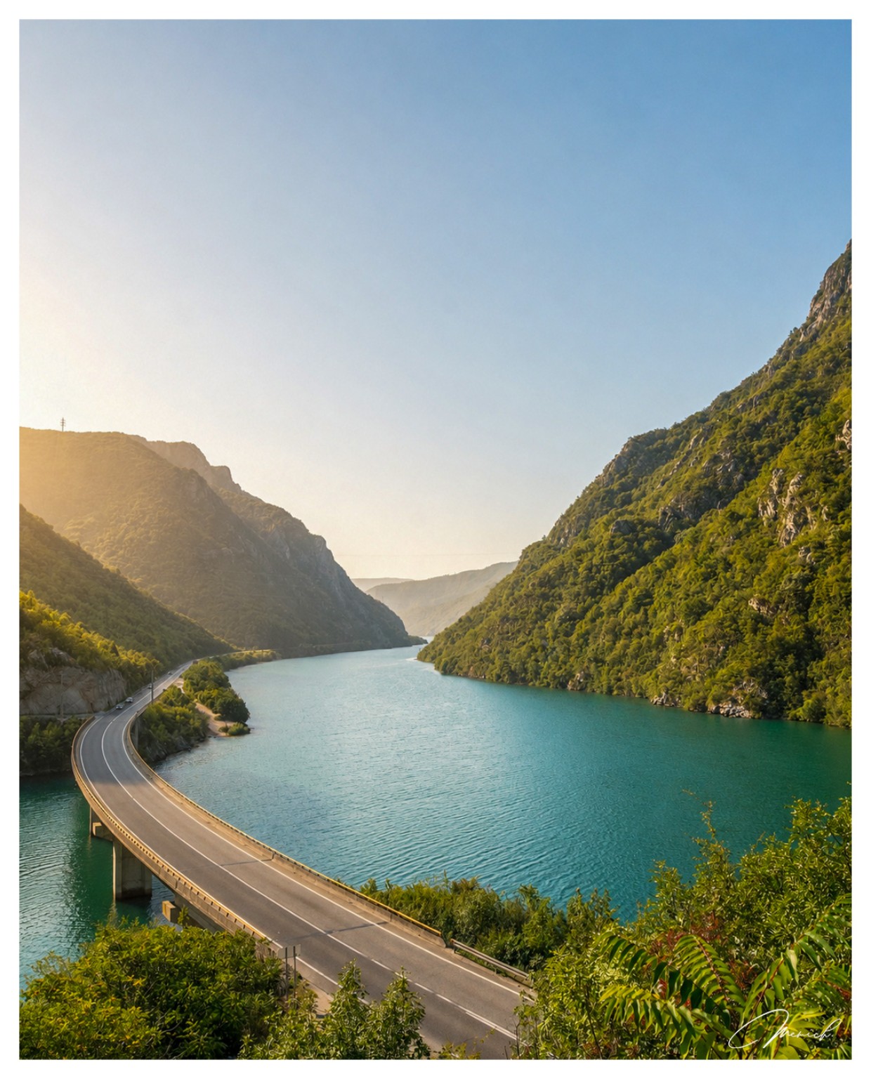 Tirkizna Neretva, cesta i zelene padine kanjona