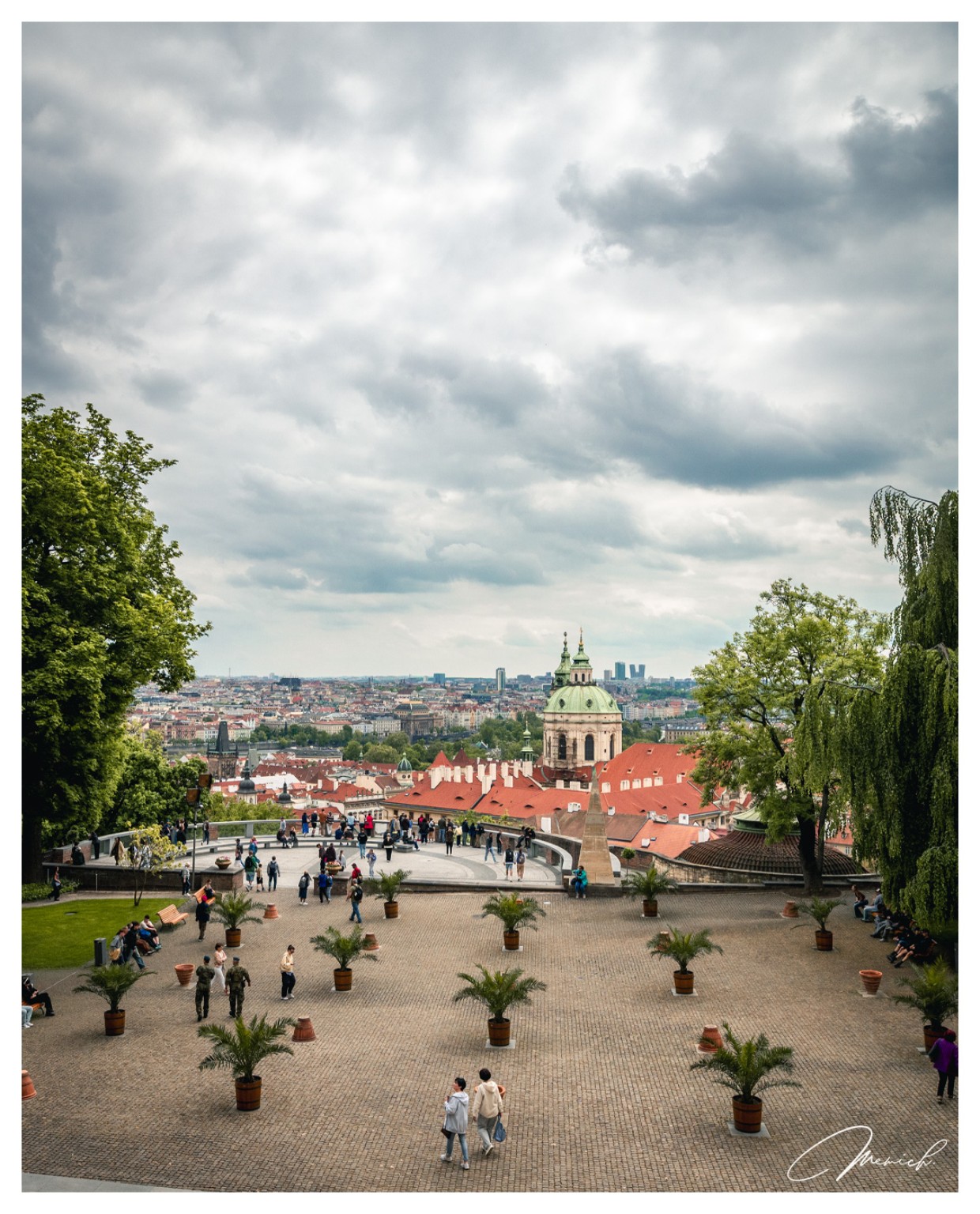 Panoramski pogled na Prag ispod dramatičnog neba