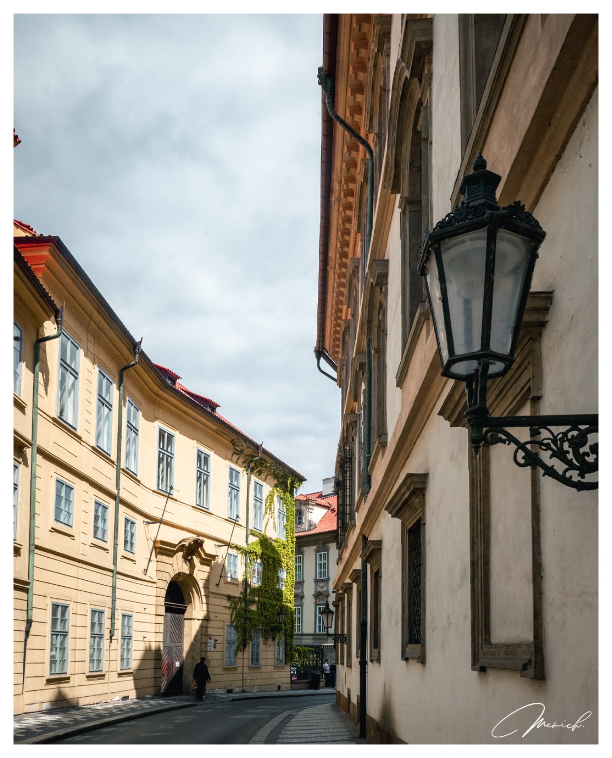 Mirna praška ulica sa historijskim fasadama i starom uličnom lampom