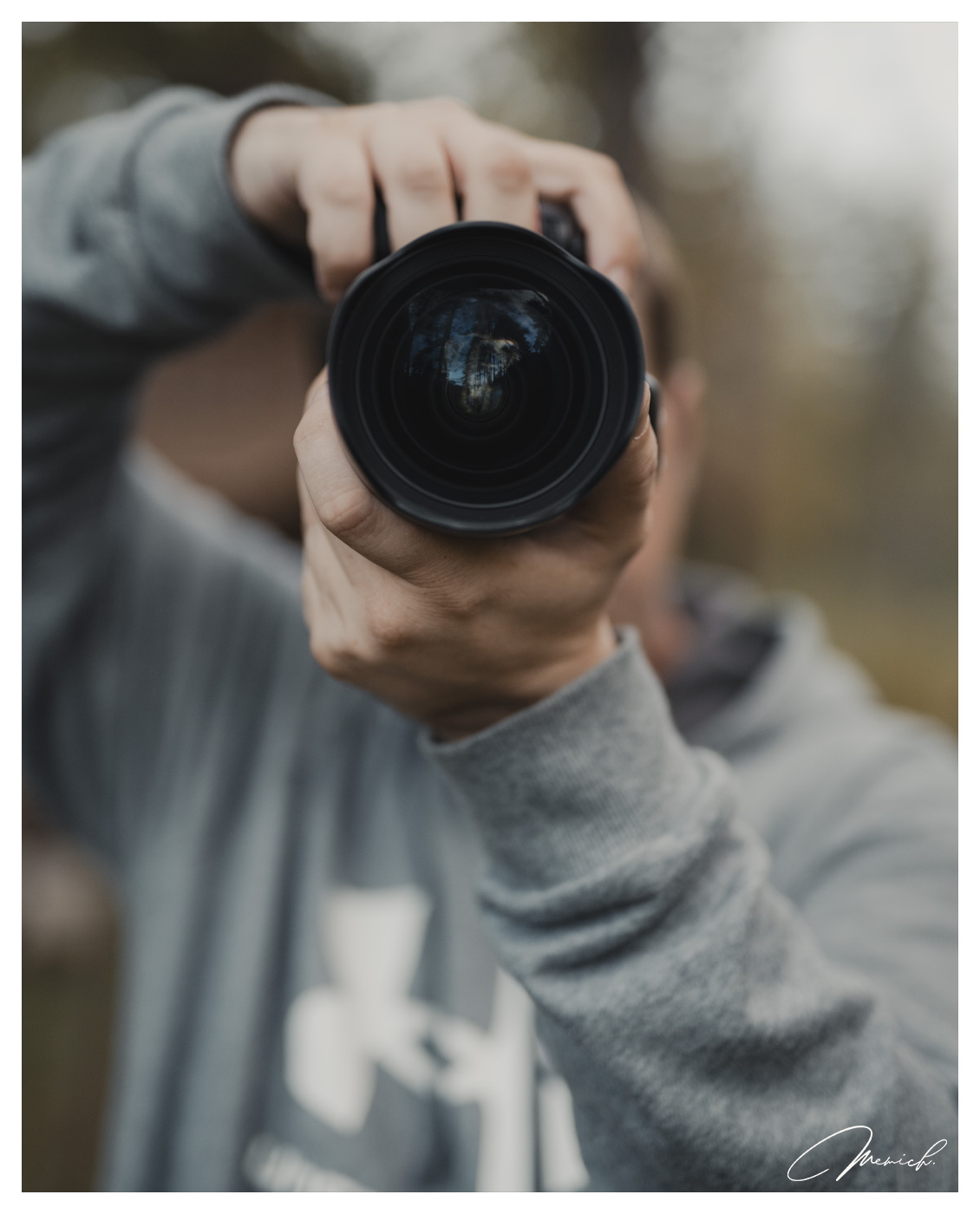Fotograf drži fotoaparat usmjeren prema posmatraču